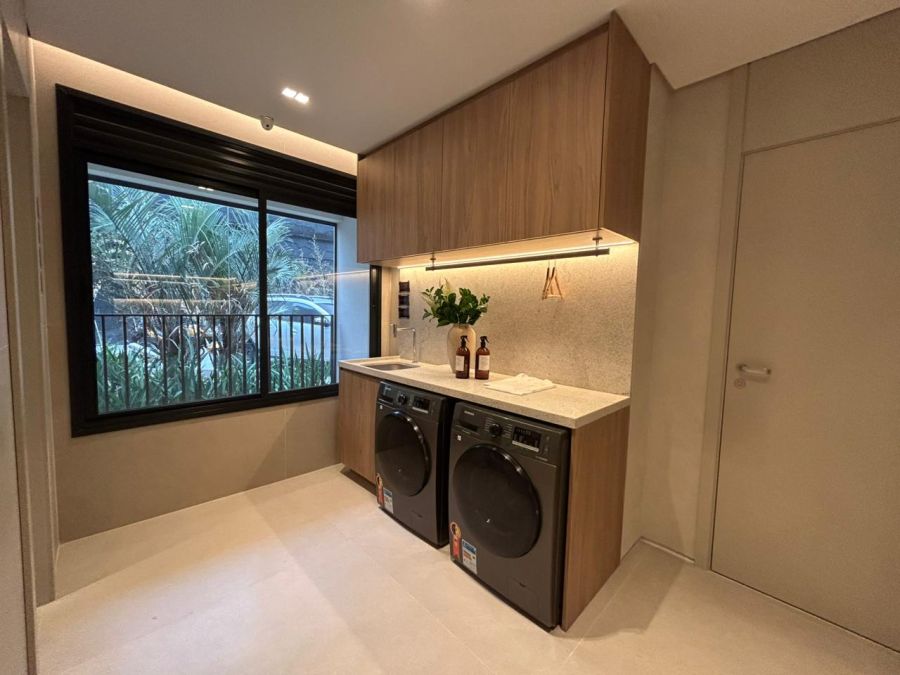 Lavanderia e porta de servi�o