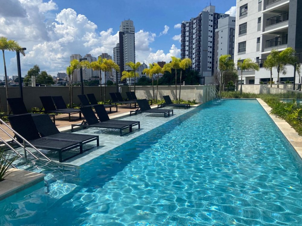 Piscina com cascata e prainha